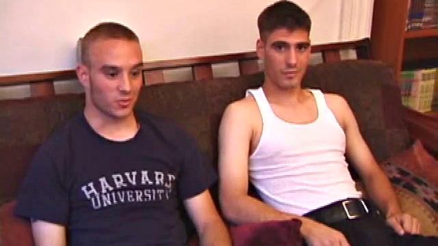 Итан и Аарон дрочат рядом и смотрят, как друг друг кончают