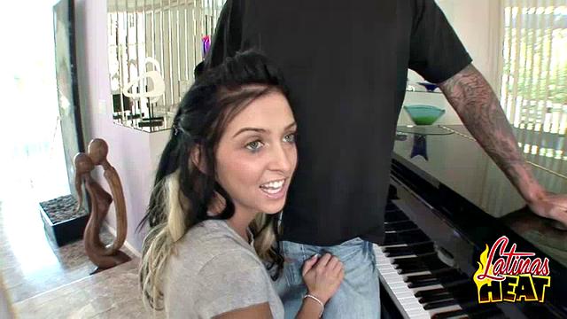 Смотри, как Стефани Кейн скачет на огромном члене