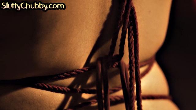 Полненькая зрелая любовница отдается худому парню на камеру.