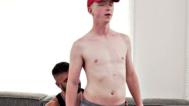 Sportive twunk drills DILF as cardio