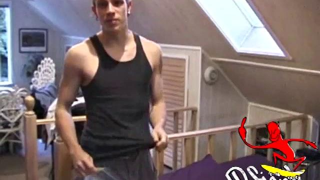 шейн дрочит через шорты и кончает себе на майку