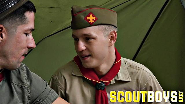 ноа сосёт хуй на природе и получает глубокий фистинг жопы