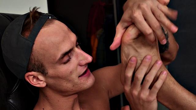 Foot fetish stud sucks toes and bareback fucks in couple