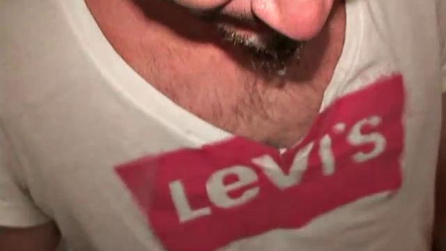 Брайан дрочит Роберта до мощного финала