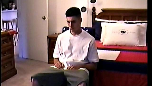 Тони поймал кайф от мужской руки - простынь потом не отстираешь