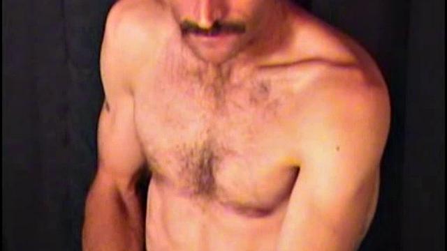 Волосатый Том дрочит, но мозги вправляет не хуже чем рукой