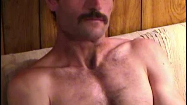 Волосатый Том дрочит, но мозги вправляет не хуже чем рукой