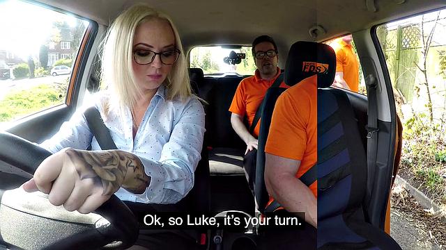 блондинка в очках заливает салон машины сквиртом