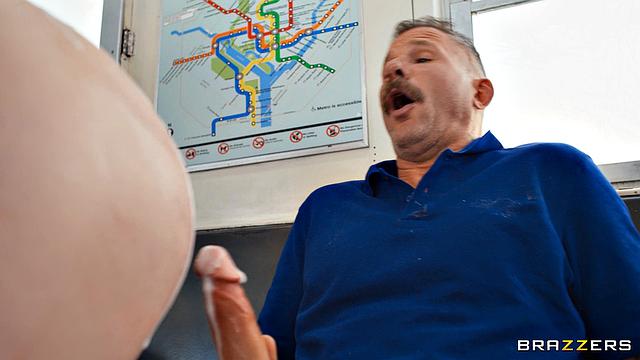 Angel Youngs отсасывает в поезде, получает сперму на лицо и жестко трахается с Scott Nails среди пассажиров.