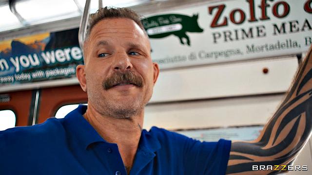 Angel Youngs отсасывает в поезде, получает сперму на лицо и жестко трахается с Scott Nails среди пассажиров.