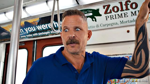 Angel Youngs отсасывает в поезде, получает сперму на лицо и жестко трахается с Scott Nails среди пассажиров.