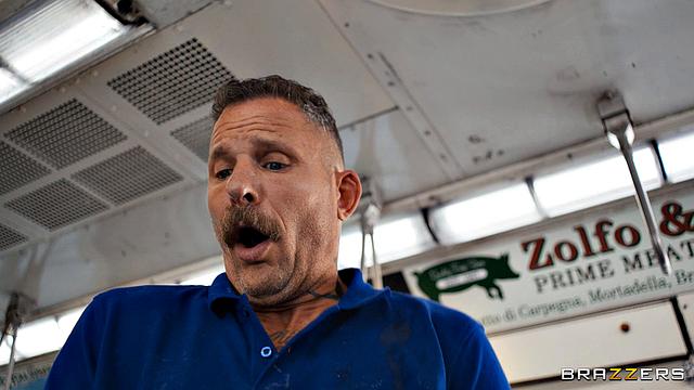 Angel Youngs отсасывает в поезде, получает сперму на лицо и жестко трахается с Scott Nails среди пассажиров.