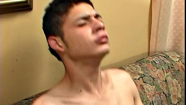 Латино горячий спортсмен отсасывает парню и готовит к анальному веселью с юмором!