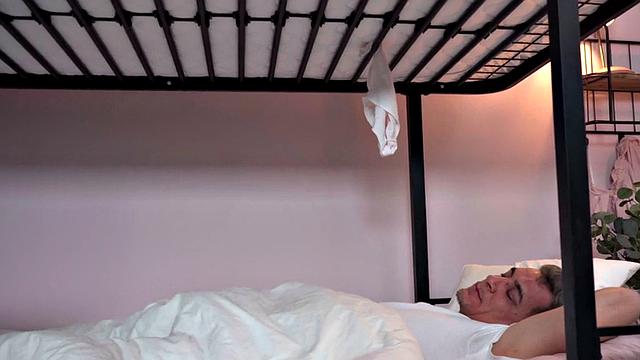 Cocksucking hostel bae fucks roommate after pussylick