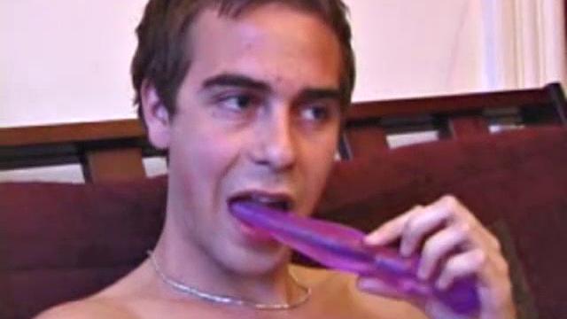 Винченцо дрочит себе страпоном и кончает на ладонь, мужской кайф с игрушкой.