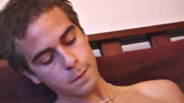 Винченцо дрочит себе страпоном и кончает на ладонь, мужской кайф с игрушкой.