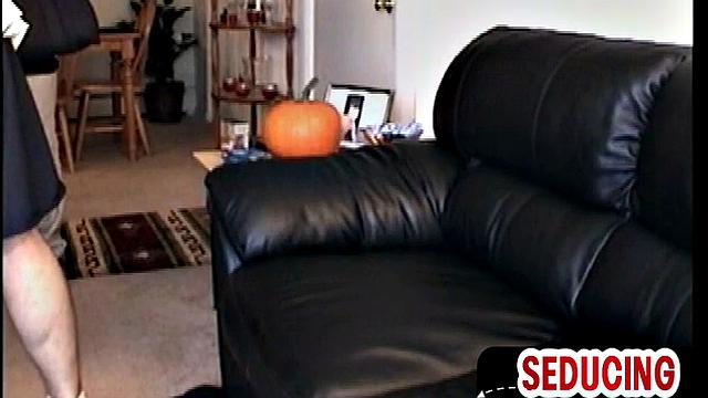 Качок с большой грудью сосет член у парня-гея на камеру.