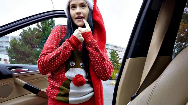 худая искала новогодние деньги и устроила приват санте