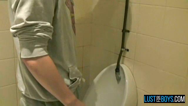 Дрочка в мужской комнате - Ксандер Уайлд