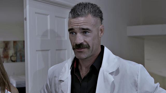 блондинка трахается с парнем на диване в клинике