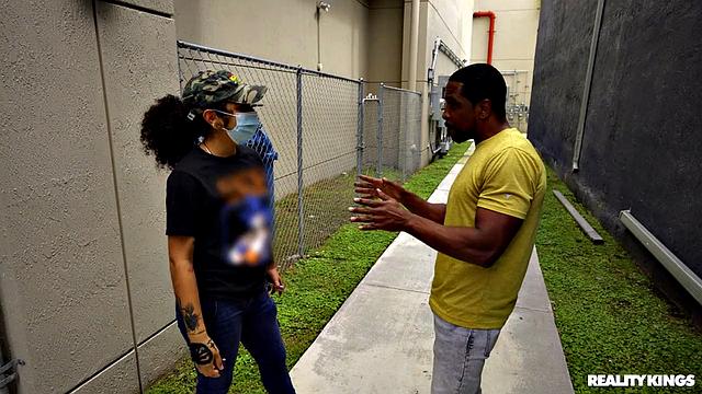 Кайли Рокет проверяет размер члена Брикзиллы на улице и едет к нему домой для жаркого секса.