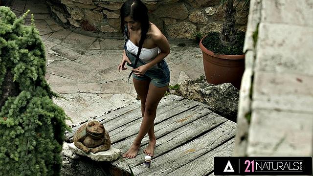 21 NATURALS - Darcia Lee's Juicy Pussy Stretched by Huge Cock & Cumshot