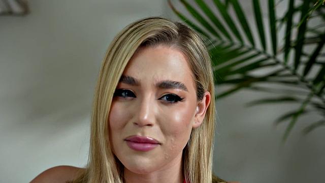 блондинка гостит у парня и становится его временной девушкой для секса