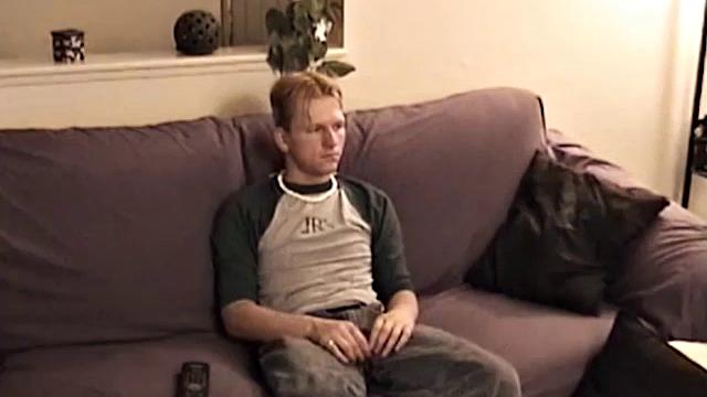 Джастин дрочит с жаром и мощно кончает на камеру