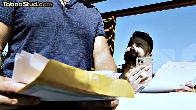 Два горячих парня жёстко трахаются в зад и мощно кончают на лицо, гей порно.