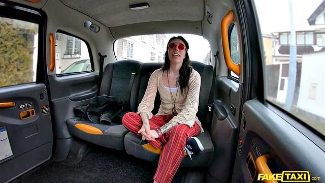 Гиада Суицид выехала на такси и устроила жару водителю с минетом и кончей на лицо с юмором, как будто это её новый кондиционер воздуха.