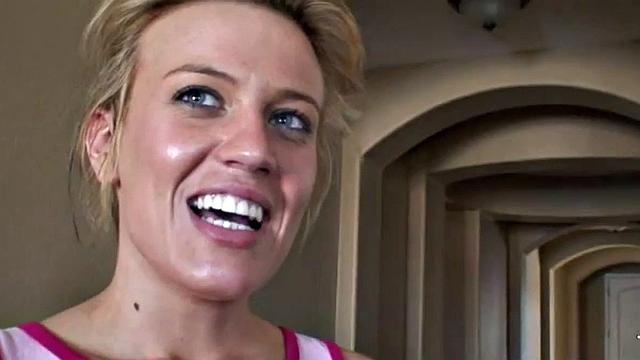 Холли Уэллин раздевается в душе и соблазняет зрителя откровенным разговором