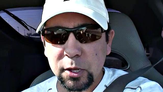 Холли Уэллин раздевается в душе и соблазняет зрителя откровенным разговором