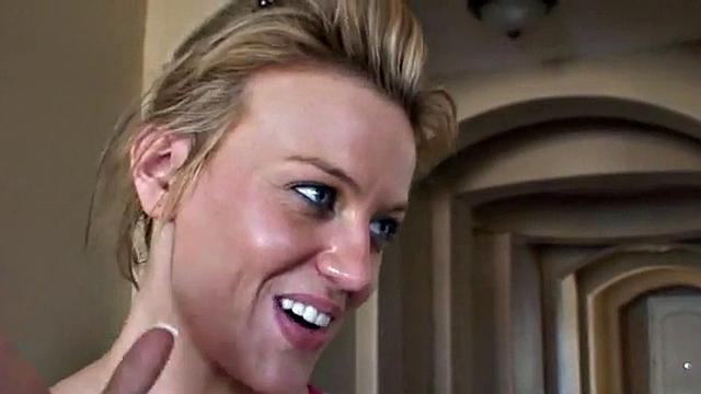 Холли Уэллин раздевается в душе и соблазняет зрителя откровенным разговором