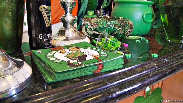 зрелая барменша мастурбирует на кухне после закрытия бара