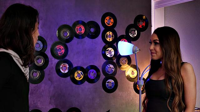 Кендалл Кайден трахается с рок-звездой ради гитары и незабываемого анала