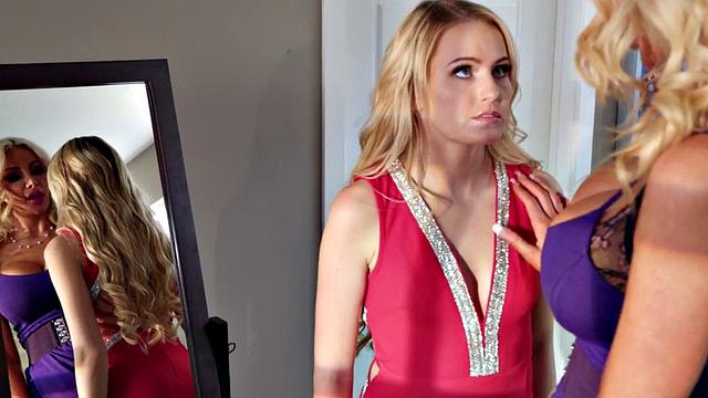 Curvy stepmom dyke demands oralsex and fingering from gf