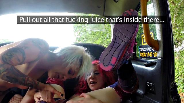 Автостопщица экономит на проезде - и получает пальчиком в такси