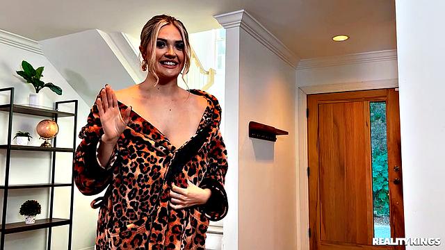 блондинка-блогерша встречает доставщика пиццы и трахается с ним на диване