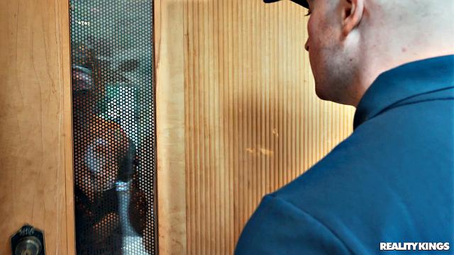 блондинка-блогерша встречает доставщика пиццы и трахается с ним на диване