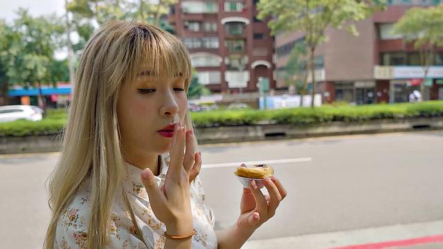 Lina and her boyfriend spend the day at home exploring each other's