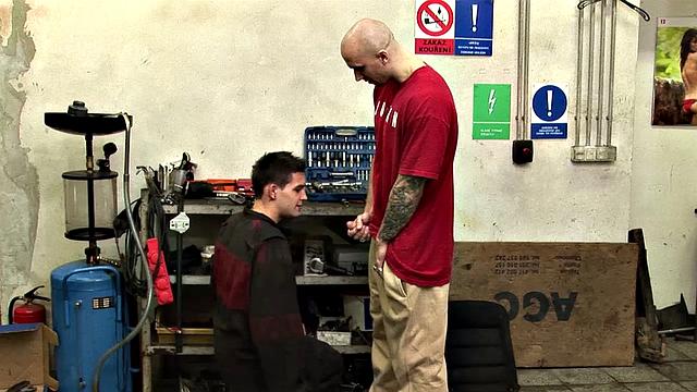 Два накачанных парня устраивают жаркий минет и мощный финиш друг другу в гей-сцене.