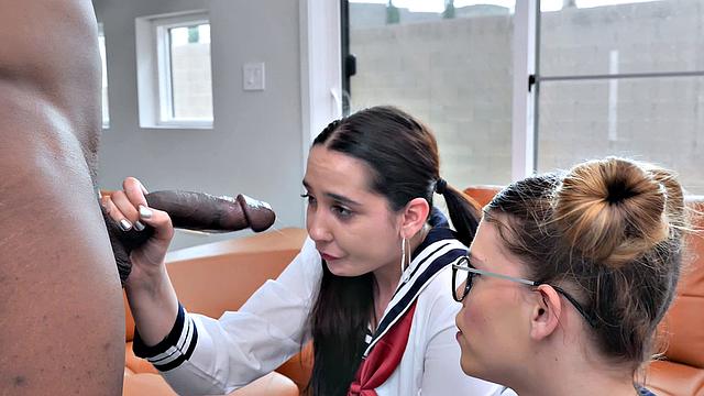 две подруги в очках трахаются с bbc на диване