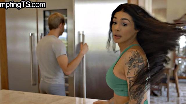 дерзкая тс-горничная с тату жестко трахается с парой в тройничке