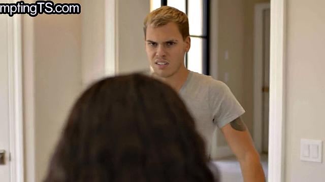 дерзкая тс-горничная с тату жестко трахается с парой в тройничке