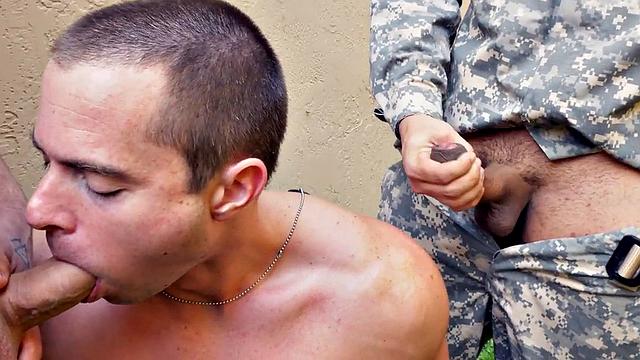 армейский парень дрючит черную жопу, а сержант ведет скрытое наблюдение