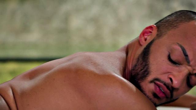 Чёрный парень жёстко трахает возбужденного гея в тугую жопу