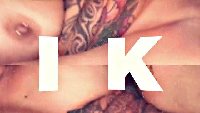 брюнетка с шикарной жопой получает по полной