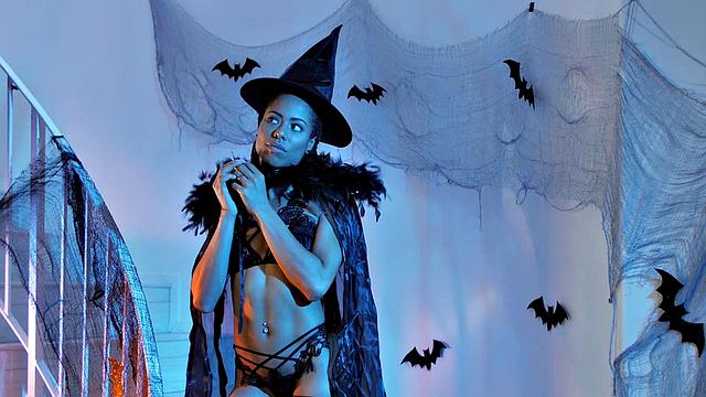 Cosplaying Teen Gets Extra Naughty In Her Solo Masturbation Scene