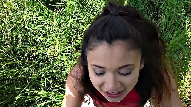 Sexy Spanish fuck in field for cash