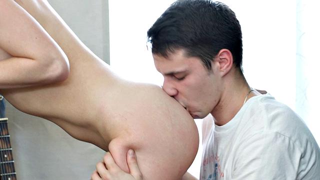 блондинка с маленькой грудью жарко трахается со своим парнем